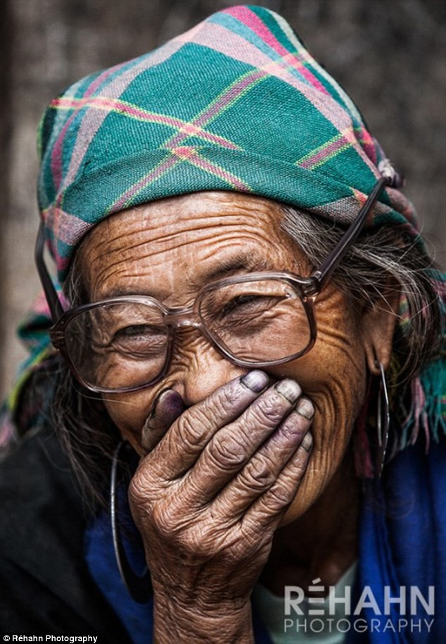 "Người Việt Nam là những người tích cực và lạc quan nhất mà tôi từng tiếp xúc. Nó giúp tôi có một ngày tràn đầy năng lượng. Khi tôi đi qua những ngôi làng nhỏ nơi tôi sống đã bắt gặp nhiều nụ cười hạnh phúc", ông Réhahn chia sẻ.