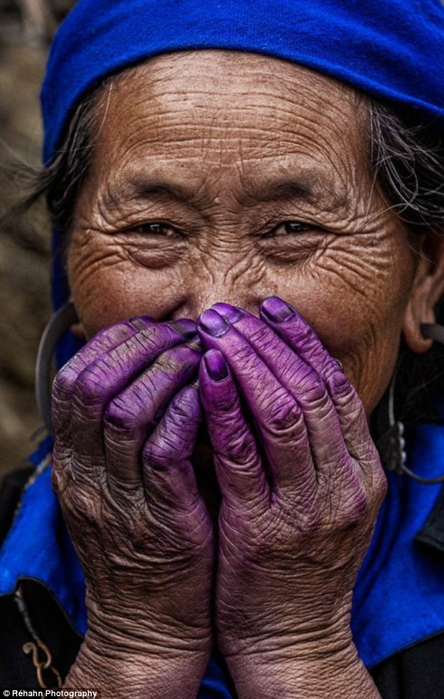 Ông Réhahn đã thực hiện bộ ảnh "nụ cười ẩn giấu" (Hidden Smiles) ghi dấu những nụ cười tuyệt đẹp của người dân Việt Nam bình dị.