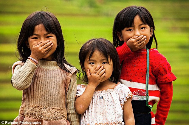 Những bức ảnh chụp "nụ cười ẩn giấu" của người Việt Nam mà nhiếp ảnh gia Réhahn thực hiện thường thể hiện rõ niềm hạnh phúc biểu lộ ra hết bên ngoài khuôn mặt của mỗi người.