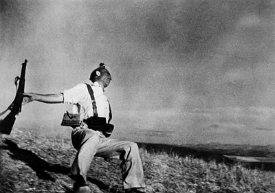 Nhiếp ảnh gia Robert Capa gây chấn động làng nhiếp ảnh thế giới với tác phẩm khoảnh khắc binh sĩ tử trận trong cuộc nội chiến Tây Ban Nha.