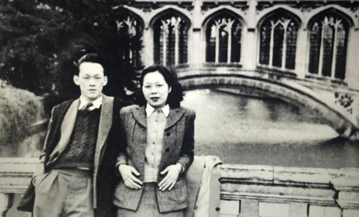 Vào tháng 12/1947, cựu Thủ tướng Lý Quang Diệu và bà Kha Ngọc Chi tổ chức lễ cưới bí mật tại Stratford-upon-Avon, Anh. Trong ảnh là vợ chồng ông Lý chụp tại Cambridge, Anh năm 1948.