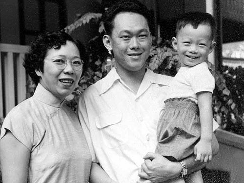 Đến tháng 2/1952, bà Kha hạ sinh con trai đầu lòng và đặt tên là Lý Hiển Long. Trong ảnh là vợ chồng ông Lý chụp ảnh cùng con trai đầu lòng Lý Hiển Long.
