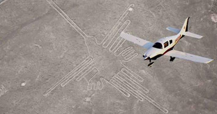 Đường kẻ Nazca ở Peru được cho là do người ngoài hành tinh tạo ra. Đây là một trong những phát hiện khảo cổ học ấn tượng nhất lịch sử. Nhiều hình vẽ hình học, động vật, chim và con người được cho là người ngoài hành tinh vẽ khi tàu vũ trụ của họ hạ cánh xuống sa mạc này.