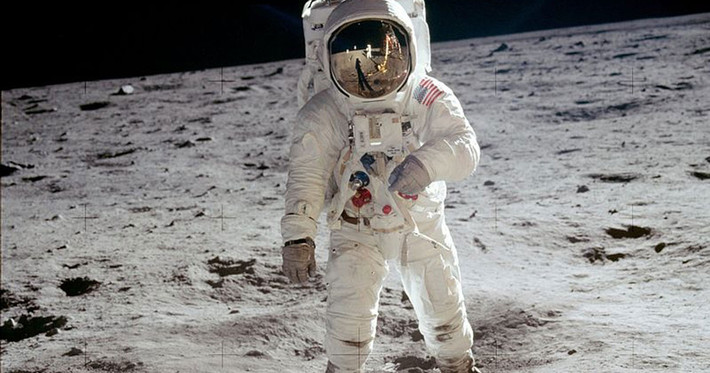 Phi hành gia Buzz Aldrin - người thứ hai đặt chân lên Mặt trăng cho hay đã nhìn thấy UFO khi làm nhiệm vụ với tàu Apollo 11. Nhà du hành này tiết lộ đã nhìn thấy một vật thể lạ từ cửa kính phi thuyền. Vật thể đó dường như đi theo phi thuyền của các phi hành gia.