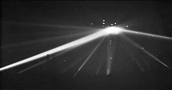 Năm 1942, các đốm sáng lạ xuất hiện trên bầu trời Los Angeles, Mỹ xảy ra sau sự kiện Nhật Bản tấn công Trân Châu Cảng trước đó 3 tháng. Khi đó, một số người cho rằng đó là đợt không kích mới của Nhật Bản. Do đó, nhiều đợt đạn pháp đã được bắn lên bầu trời nhưng không tìm được xác máy bay nào sau đó. Một số khác đưa ra giả thuyết những đốm sáng lạ thật ra là UFO. Cho đến nay, hiện tượng kỳ lạ này vẫn là một điều bí ẩn chưa tìm ra lời giải.