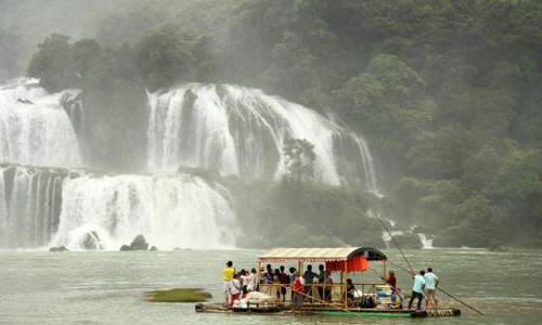 SkyScanner xếp Cao Bằng ở vị trí cuối cùng trong top 5 chuyến đi bộ khám phá (đi bộ trekking) hấp dẫn nhất Đông Nam Á. Nơi đây được miêu tả có địa hình hiểm trở, có núi, hang động, thác nước... Trong đó, điểm dừng chân nổi bật nhất là Thác Bản Giốc.
