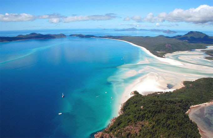 Bờ biển Whitehaven thuộc quần đảo Whitsunday, Australia là một trong 10 bãi biển đẹp nhất châu Á Thái Bình Dương gây ấn tượng với vẻ đẹp hoang sơ, cát trắng, biển xanh.