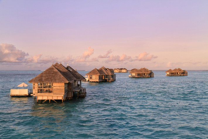 Đứng ở vị trí thứ 4 là đảo Soneva Gili, Maldives. Du khách sẽ có cơ hội trải nghiệm độc đáo ở những ngôi nhà nổi sang trọng và có quản gia riêng phục vụ khi đến nghỉ dưỡng ở nơi đây.