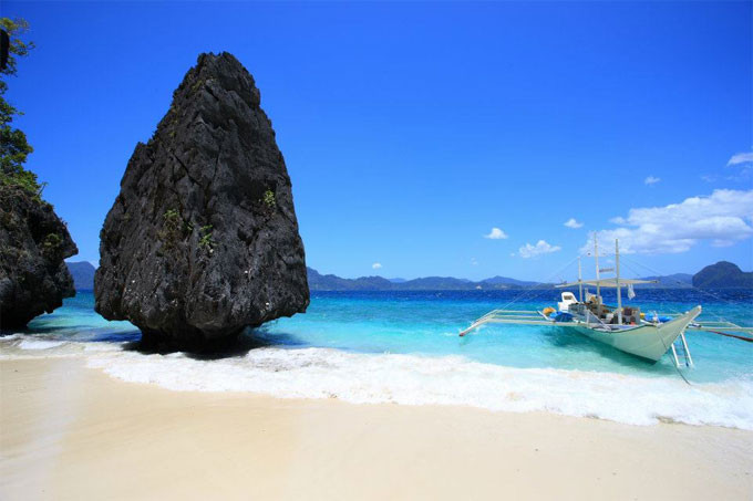 Đứng đầu danh sách top 10 bãi biển đẹp nhất châu Á Thái Bình Dương của Skyscanner đó là Palawan của Philippines. Nơi đây được mệnh danh là hòn đảo thiên đường với những vách đá vôi, bờ biển tuyệt đẹp.