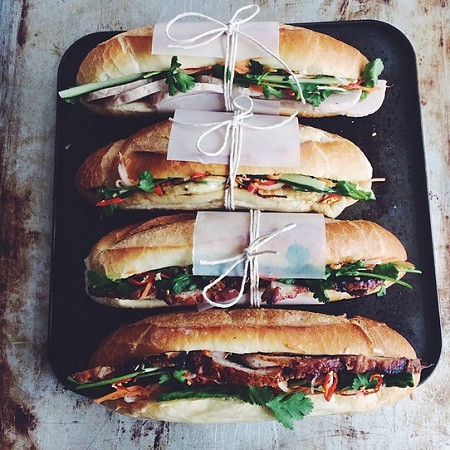 Bánh mì kẹp là món ăn đường phố nổi tiếng của Việt Nam đối với các du khách và được nhiều báo, trang tin nước ngoài ca ngợi.