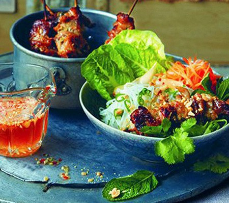 Bún chả là món ăn ngon khó cưỡng thường được thưởng thức vào buổi trưa.
