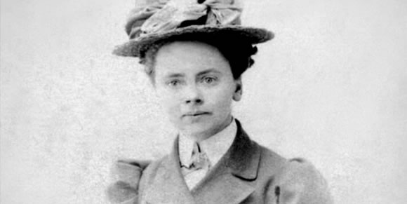 Julia Morgan là người phụ nữ đầu tiên tốt nghiệp trường École de Beaux-Arts ở Paris, Pháp năm 1898. Vào thời điểm đó, École de Beaux-Arts là trường kiến trúc hàng đầu thế giới.