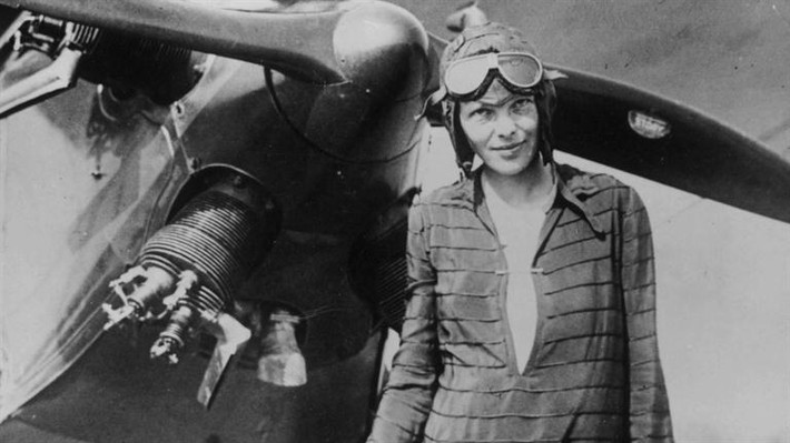 Amelia Earhart là nữ phi công đầu tiên trên thế giới lái máy bay một mình vượt Đại Tây Dương năm 1928.