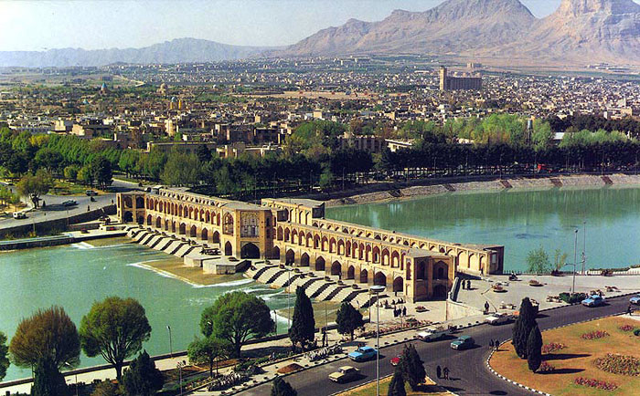 Ngày 8/3/1722, ông hoàng Afghanistan Mir Mahmud chiếm đóng Isfahan.
