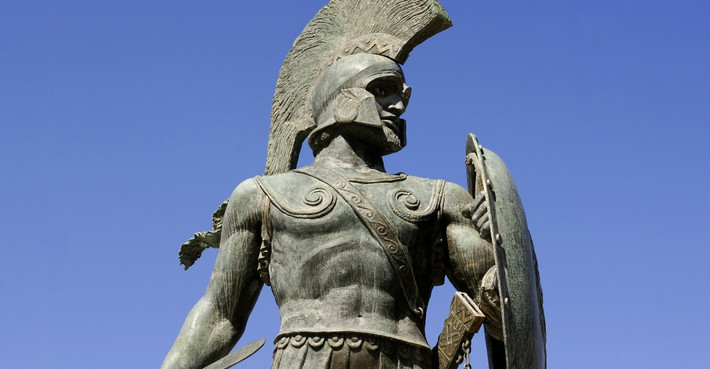 Dưới sự dẫn dắt của hoàng đế Leonidas, 300 binh lính Sparta đã đương đầu chiến đấu chống lại lực lượng quân đội Ba Tư hùng hậu do Xerxes chỉ huy.
