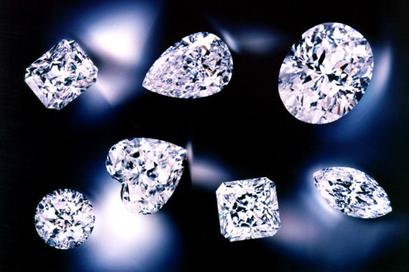 Loại đá quý hợp vận với người sinh ngày 24/3 là kim cương, sapphire trắng và thạch anh.