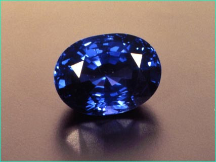 Loại đá quý hợp vận với người sinh ngày 26/3 là sapphire xanh.