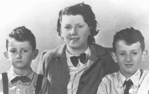 Eduard, Elisabeth, và Alexander Hornemann là 3 nạn nhân của thí nghiệm bệnh lao tại trại tập trung Neuengamme. Các em bị sát hại ngay trước khi quân đồng minh giải phóng trại tử thần này.