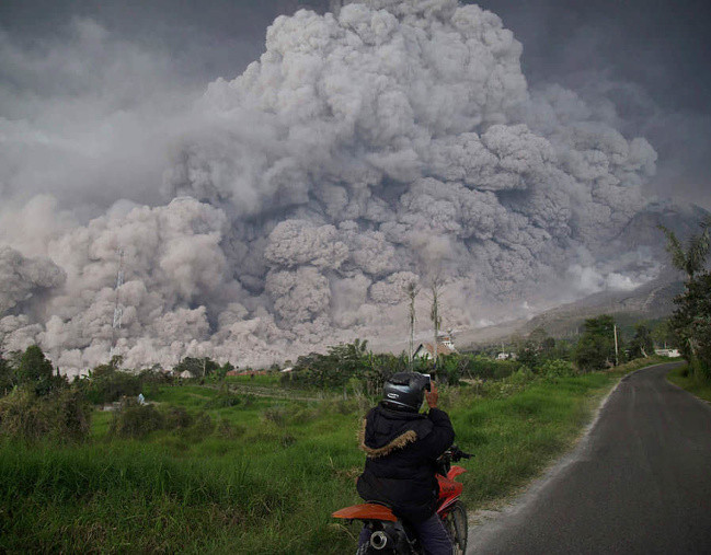 Khói bụi lan ra như ngày tận thế trong một vụ núi lửa phun trào ở Indonesia.