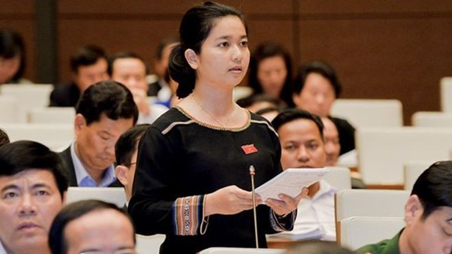 Cụ thể tại phiên họp chiều ngày 5/11/2020, trong phần tranh luận về pin mặt trời, đại biểu Ksor H'Bơ Khắp cho rằng, Bộ trưởng Bộ Công Thương Trần Tuấn Anh không thể đổ thừa cho địa phương trong vấn đề xử lý pin năng lượng mặt trời.