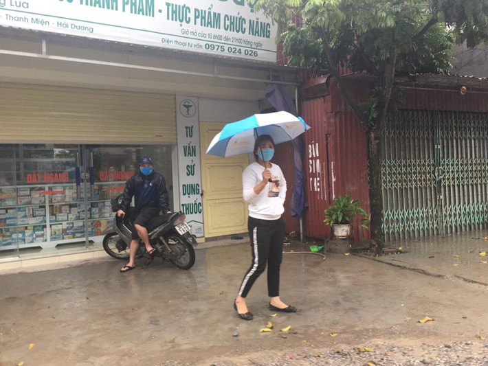 Tại các điểm vào thôn, lực lượng chức năng lập các chốt kiểm soát, người dân hạn chế đi lại, thường xuyên sử dụng khẩu trang và dung dịch diệt khuẩn để bảo vệ sức khỏe.