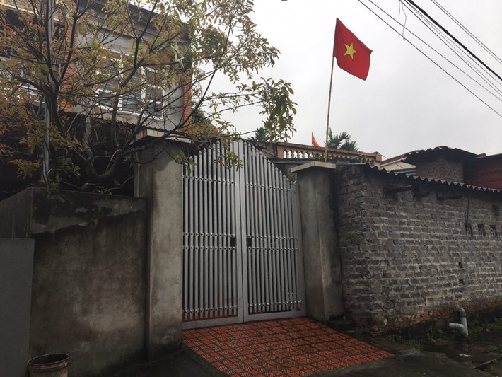 Mặc dù cuộc sống có nhiều đảo lộn nhưng người dân luôn bình tĩnh chấp hành nghiêm quy định cách ly và đồng hành với chính quyền địa phương.
