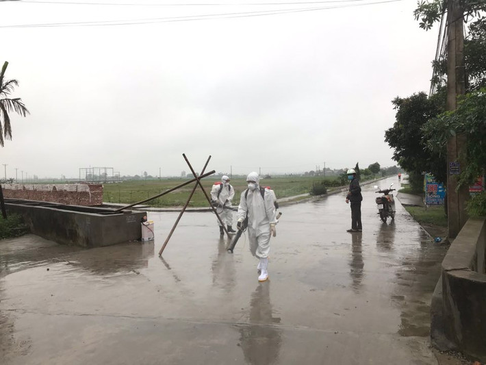 Trong ngày, UBND huyện Thanh Miện, tỉnh Hải Dương đã chỉ đạo các cơ quan chuyên môn và chính quyền địa phương xã Thanh Giang tập trung triển khai công tác phun thuốc diệt khuẩn tại thôn Tiêu Sơn, nơi có người dương tính với Covid-19. Tại thôn Tiêu Sơn, huyện trang bị khẩu trang cho người dân, phát cho mỗi gia đình một chai dung dịch Cloramin B để tự phun khử khuẩn hằng ngày... Ảnh: Phun thuốc khử trùng thôn Tiêu Sơn.