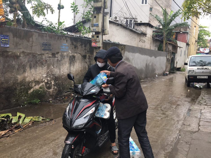 Người dân dự trữ nhu yếu phẩm đề phòng trong trường hợp bị cách ly, phong tỏa.