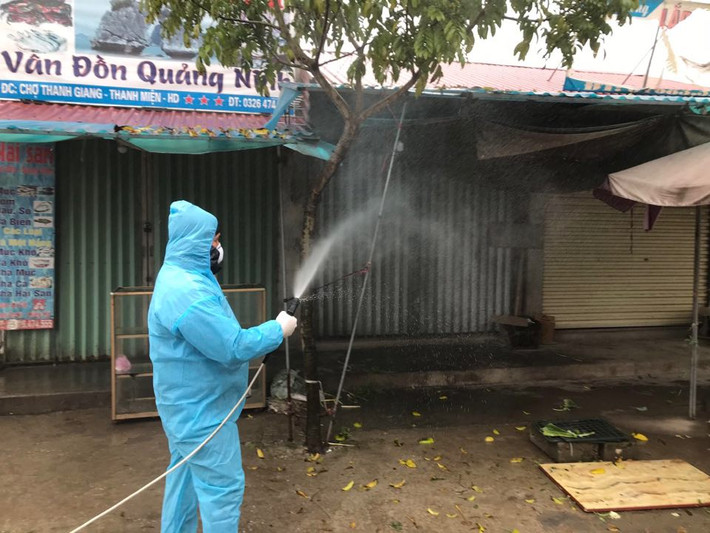 Ông Cầu cũng yêu cầu lực lượng chức năng tiếp tục điều tra, rà soát, xác định đầy đủ những người thuộc diện F1 (tiếp xúc với người bệnh), F2 (tiếp xúc với F1), F3 (tiếp xúc với F2) để thực hiện việc cách ly, giám sát theo quy định. Bảo đảm cơ sở vật chất khu vực cách ly tập trung người diện F1; chính quyền xã, thôn và cán bộ y tế cơ sở giám sát việc thực hiện cách ly tại nhà của những người diện F2 và giám sát y tế đối với người F3. Sở Y tế tỉnh Hải Dương cần sớm có phương án để có thể tự xét nghiệm bệnh nhân mắc Covid-19 ngay tại tỉnh một cách sớm nhất.
