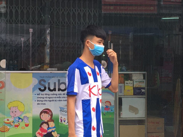 Ông Đào Văn Thành, Phó Trưởng khoa Kiểm soát bệnh tật, Trung tâm Kiểm soát bệnh tật tỉnh Hải Dương cho biết, 9h30 sáng 19/3, đơn vị huy động 11 người cùng các phương tiện, máy móc, hóa chất phối hợp với các lực lượng của huyện, xã tiến hành phun thuốc sát khuẩn trên đường tỉnh 392B đoạn qua thôn Tiêu Sơn, xã Thanh Giang, huyện Thanh Miện, các trục đường chính trong thôn và tại các hộ thuộc diện đi cách ly. Ảnh: Người dân thôn Tiêu Sơn đeo khẩu trang phòng dịch.