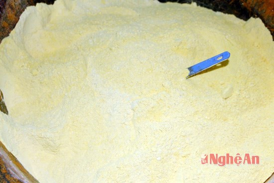 Sau khi rửa sạch và cạo vỏ nghệ, xay nhuyễn... để có được hỗn hợp tinh bột nghệ nguyên chất, phải lọc qua ít nhất là năm lần, sau đó, tinh bột nghệ phải phơi ở trong nhà, tránh tiếp xúc trực tiếp với ánh nắng mặt trời thì mới đảm bảo chất lượng, màu sắc đẹp. Ảnh: Báo Nghệ An.