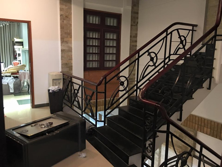 Theo lời người đẹp chia sẻ thì tên trộm đã phá hai két sắt, lục lọi khắp nhà và lấy hơn 1 tỷ đồng. Sam đang rất đau khổ khi gặp chuyện không may mắn vào dịp cuối năm. Hiện tại, công an đã vào cuộc để tìm hiểu nguyên nhân và giải quyết sự việc. Ảnh: FBNV.