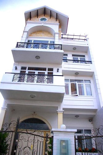Trong dịp Tết Nguyên Đán 2016, ngôi biệt thự trắng sang trọng tại quận 7, TP HCM của gia đình ca sĩ Đăng Khôi đã bị trộm "viếng thăm", phá két sắt và lấy đi gần 1 tỷ đồng. Ảnh: Một Thế Giới.