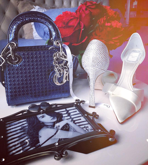 Thêm một chiếc túi Lady Dior mini và đôi giày điệu đà cùng hãng trong bộ sưu tập hàng hiệu của Ngọc Trinh.