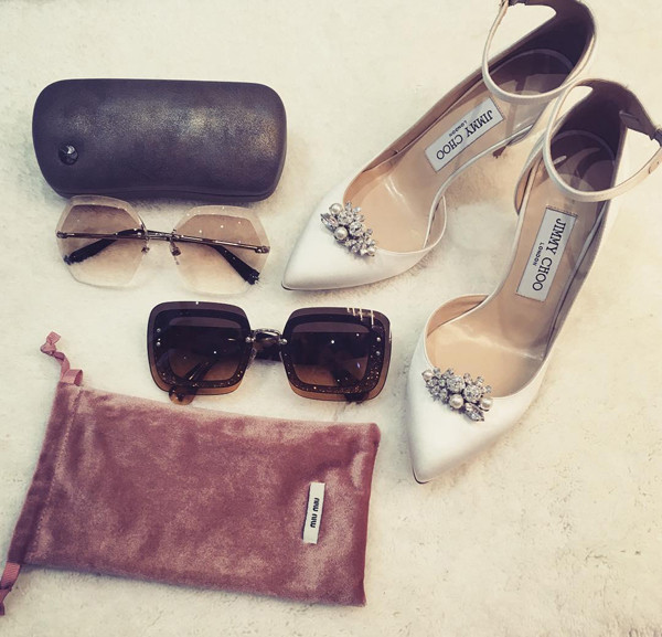 Ngọc Trinh khoe đôi giày Jimmy Choo cùng cặp kính Miu Miu Reveal 465 USD (hơn 10 triệu đồng).