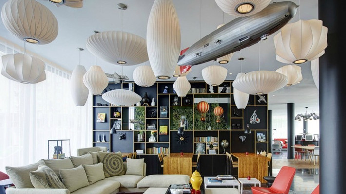 Khách sạn citizenM tại sân bay Paris Charles de Gaulle (Pháp): Các phòng tại khách sạn citizenM được thiết kế với kích thước nhỏ gọn, thẩm mỹ hiện đại, tối giản nhưng vẫn rất xa hoa.
