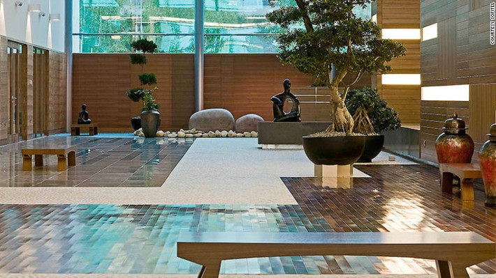 Khách sạn Sofitel tại sân bay London Heathrow (Anh): Khách sạn sang trọng này gồm tất cả 605 phòng và dãy phòng được trang bị giường lớn với chăn cotton Ai Cập.