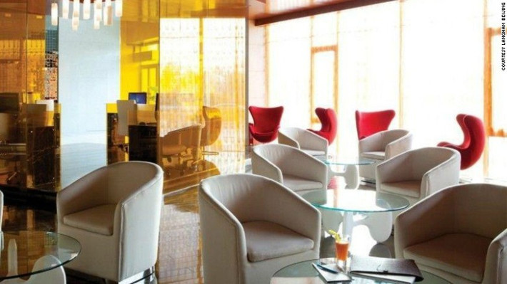 Khách sạn Langham Place, tại sân bay quốc tế Bắc Kinh (Trung Quốc): Nằm liền kề với nhà ga Terminal 3 tại sân bay quốc tế Bắc Kinh, khách sạn Langham Palace cung cấp dịch vụ 5 sao sang trọng với 372 phòng nghỉ rộng rãi.
