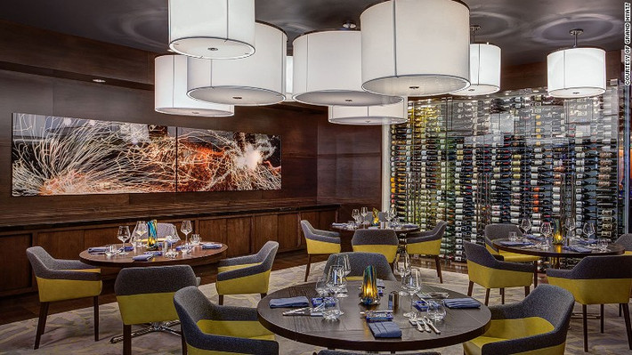 Khách sạn Grand Hyatt cung cấp những lựa chọn ăn uống thực sự ấn tượng với nhà hàng Địa Trung Hải và quán sushi ngon miệng. Khách sạn còn nổi tiếng với bức tường rượu gồm 972 chai rượu đủ các loại cho khách hàng lựa chọn.