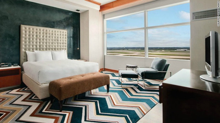 Khách sạn Grand Hyatt tại sân bay Dallas/Fort Worth (Mỹ): Khách sạn này nằm ngay trong nhà ga D của sân bay Dallas. Grand Hyatt, gồm 298 phòng nghỉ, vừa trải qua một đợt tu sửa tiêu tốn hết 13 triệu USD vào năm 2011.