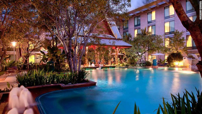 Khách sạn Novotel tại sân bay Bangkok Suvarnabhumi (Thái Lan): Khách sạn Novotel tại sân bay Suvarnabhumi sang trọng không thua kém bất kỳ khách sạn 5 sao nào tại Thủ đô Thái Lan. Tất cả 612 phòng và dãy phòng đều rộng rãi và xa hoa, trang trí bằng lụa đầy màu sắc.