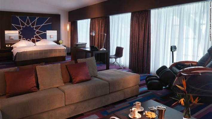 Dubai International Hotel: Nằm bên trong nhà ga Terminal 3 của sân bay quốc tế Dubai, khách sạn này là nơi du khách có thể nghỉ ngơi trong lúc chờ quá cảnh. Tất cả 530 phòng của khách sạn đều sang trọng, rộng rãi và hiện đại và nhiều phòng còn trang bị ghế massage da.