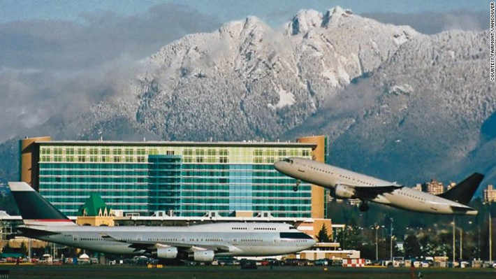 Khách sạn Fairmont tại sân bay Vancouver (Canada): Khách sạn này được thiết kế các cửa sổ kính từ sàn nhà tới trần nên du khách có thể thỏa thích ngắm máy bay cất cánh suốt cả ngày.