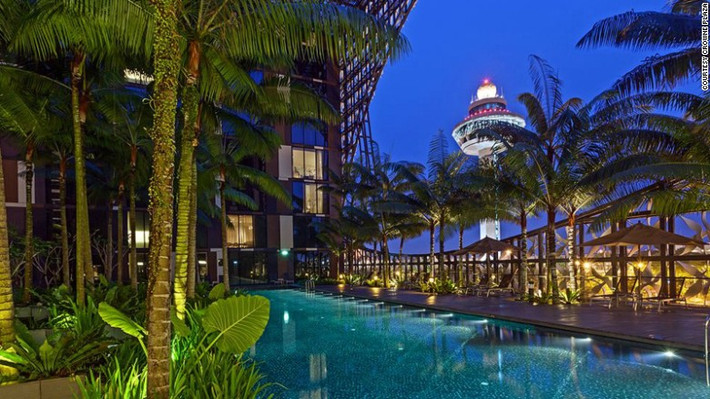 Khách sạn tại sân bay này gồm một phòng tập thể dục, spa, một số nhà hàng, hồ bơi với hai bên là vườn rừng nhiệt đới phong cách.