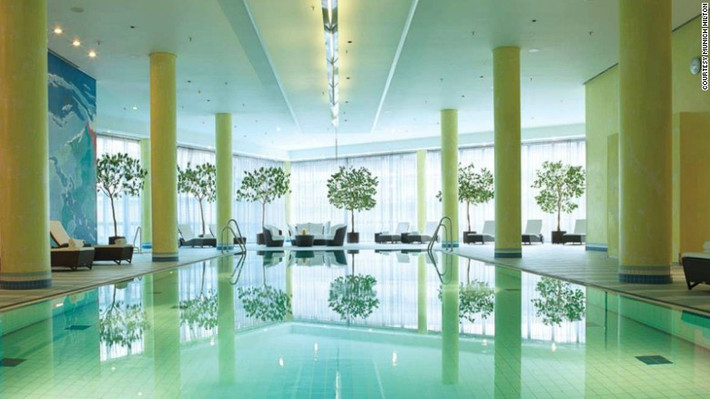 Khách sạn Hilton tại sân bay Munich (Đức): Khách sạn sang trọng này nằm giữa nhà ga Terminals 1 và 2 của sân bay Munich. Nó cung cấp những dịch vụ sang chảnh như bể bơi nước nóng trong nhà, nhà tắm xông hơi và phòng tập gym hiện đại.