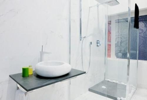 Vách ngăn bằng kính: Vách ngăn bằng kính vừa giúp phân chia khu vực tắm rửa và vệ sinh riêng biệt, hợp lý, vừa giúp cho phòng tắm không bị cảm giác chật chội như dùng vách ngăn thông thường. Bên cạnh đó, thiết kế phòng tắm với vách kính còn giúp cho không gian đẹp và sang trọng hơn.