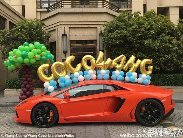 Ngày sinh nhật của mình, Coco còn được ông chủ Vương Tư Thông tổ chức bằng một bữa tiệc hoành tráng với siêu xe.