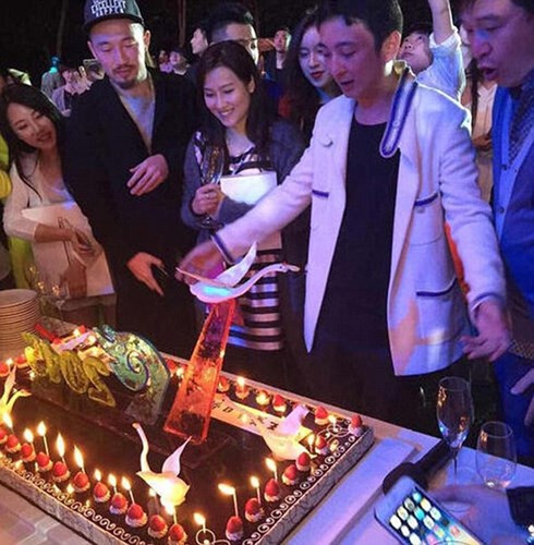 Vương Tư Thông, sinh năm 1988, là con trai độc nhất của tỷ phú Vương Kiện Lâm. Chàng thiếu gia giàu có nhất Trung Quốc là một tay chơi có tiếng. Vương Tư Thông từng cặp kè với rất nhiều hot girl và chi tiêu cực mạnh tay trong những cuộc ăn chơi trác táng.