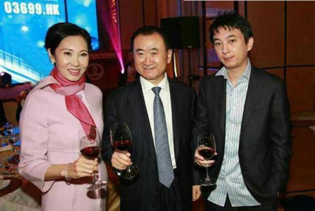 Mới đây, trong một diễn đàn được tổ chức ở Bắc Kinh, tỷ phú giàu có nhất Trung Quốc Vương Kiện Lâm đã tiết lộ kế hoạch tìm kiếm nhà quản lý chuyên nghiệp giúp ông quản lý Tập đoàn Đại Liên Vạn Đạt, bởi con trai duy nhất của ông là Vương Tư Thông đã từ chối tiếp quản đế chế kinh doanh của bố. Ảnh: Vợ chồng Vương Kiện Lâm và con trai Vương Tư Thông.
