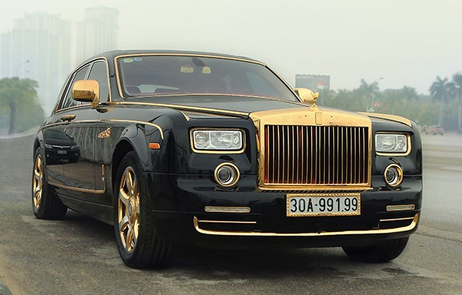 Mạ vàng siêu xe sang Rolls-Royce đón Tết: Dịp Tết năm 2016, chủ nhân của chiếc xe siêu sang Rolls-Royce đã đổi biển số mới, mạ vàng thêm đường viền dọc thân xe, viền đèn... cùng nhiều chi tiết nội thất. Chiếc xe siêu sang Rolls-Royce Phantom mạ vàng, gắn rồng nổi thuộc sở hữu của một đại gia kinh doanh bất động sản ở Hà Nội.